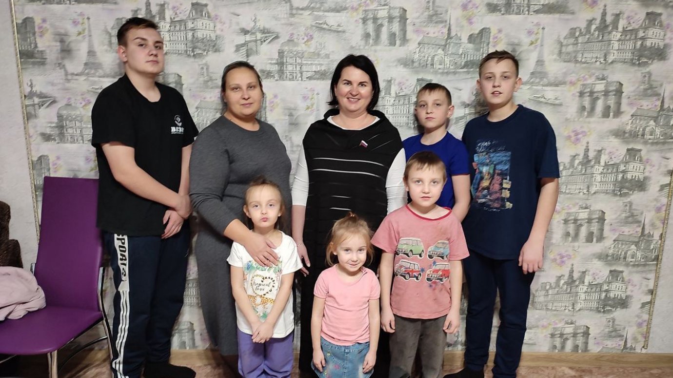 Ольга Чистякова поздравила с Днем матери многодетную семью Беляевых