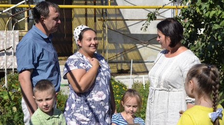 Ольга Чистякова поздравила с Днем матери многодетную семью Беляевых