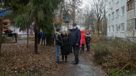Вадим Супиков помог провести опиловку деревьев на ул. Суворова