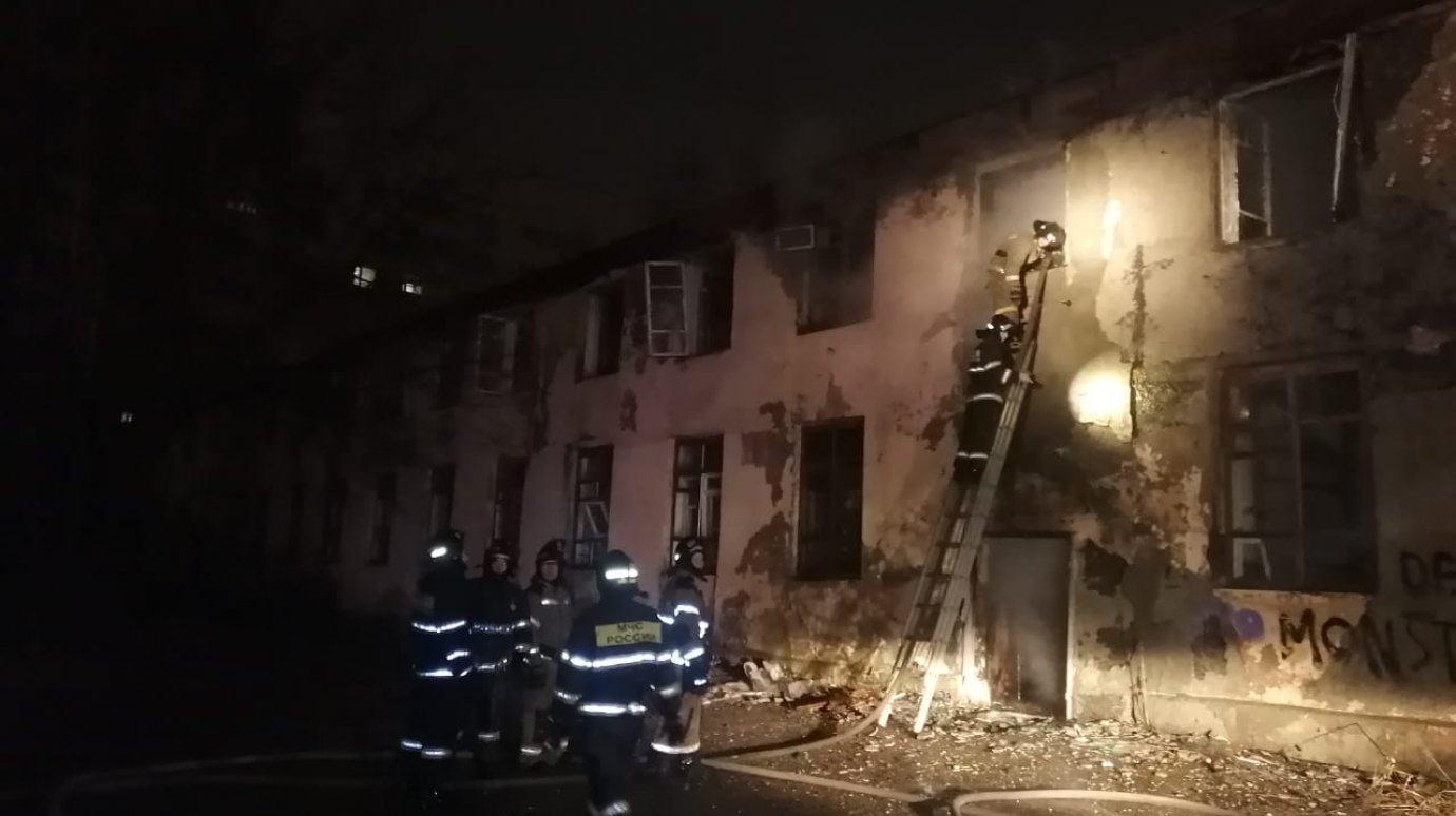 В Пензе загорелось здание бывшего военкомата