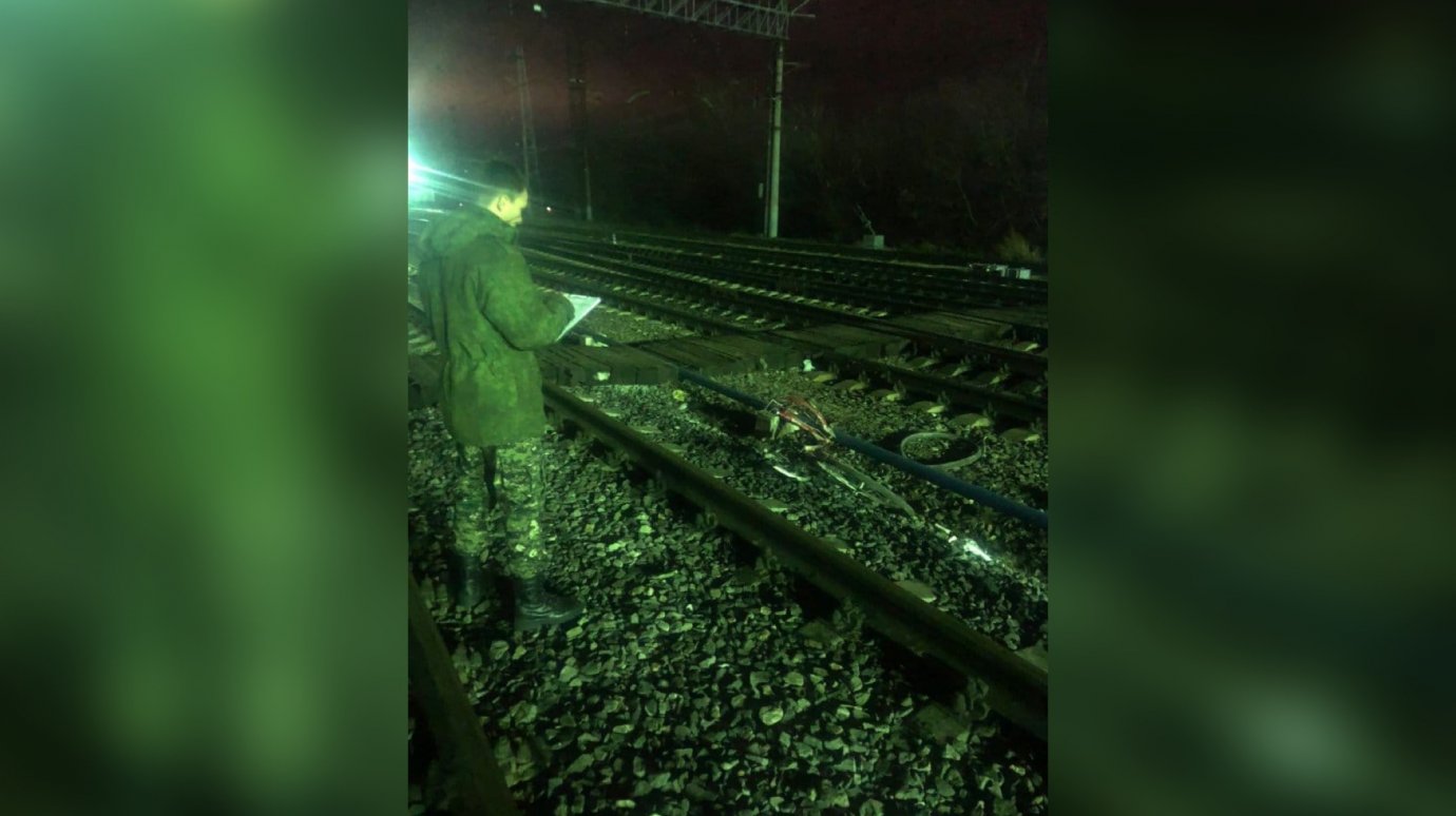 Парень толкнул девушку под поезд. 12.05.2023 Поезд сбил человека Белозерск.