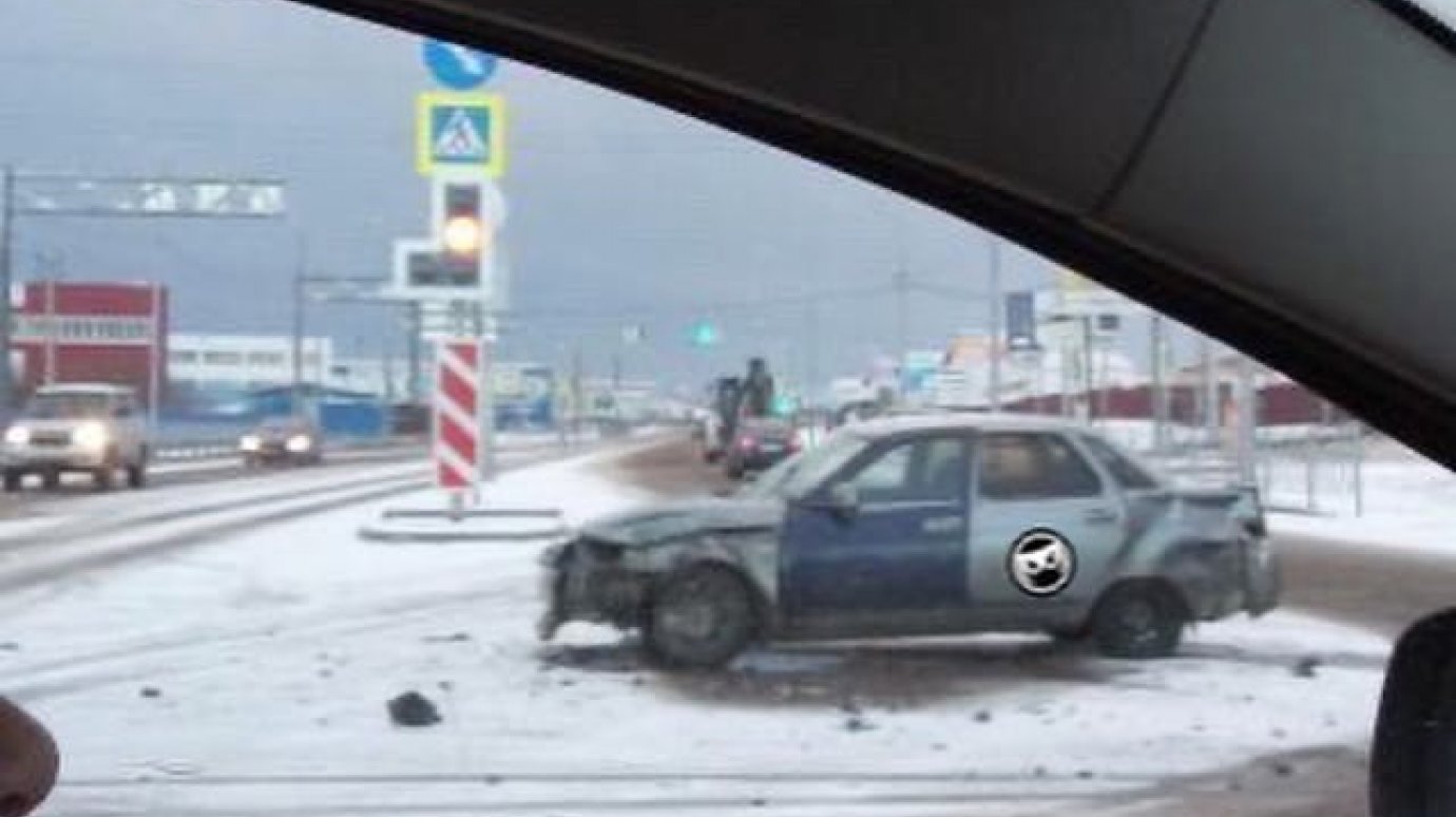На знаки не смотрят: в Гидрострое столкнулись два легковых авто