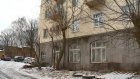 На Советской растущее близко к дому дерево не дает жильцам покоя