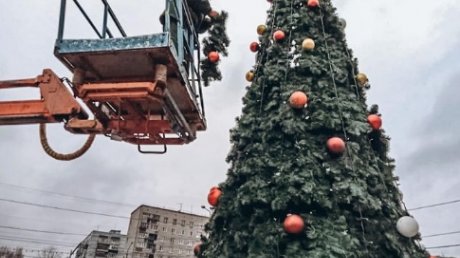 Вандалы повредили часть новогодней конструкции на пл. Ленина