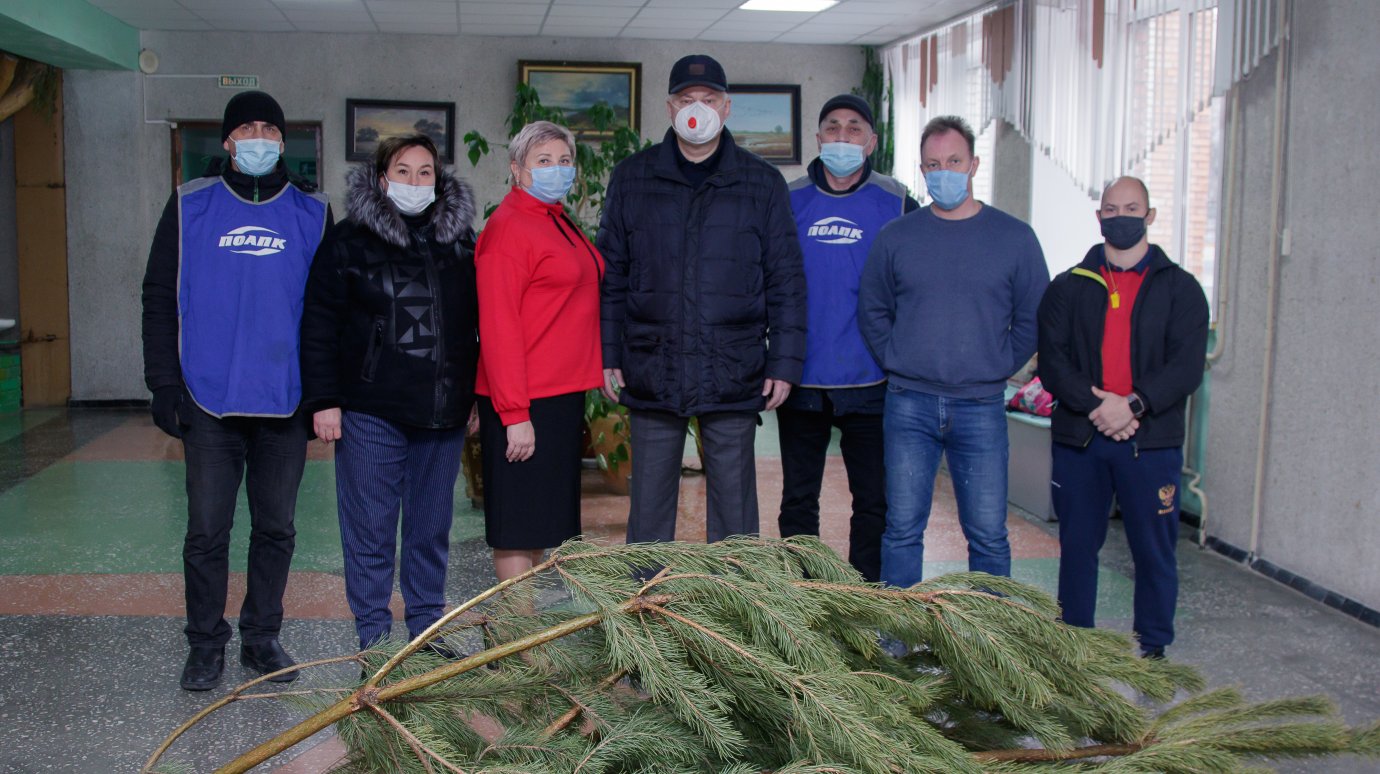 Вадим Супиков передал новогодние елки в школы и сады