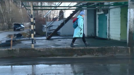 Пешеходы лишились части тротуара на Крымской