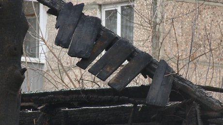 Пензенцы пожаловались на соседство сгоревшего дома и площадки