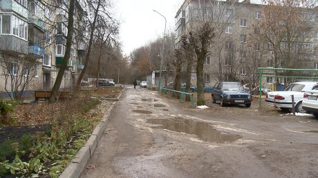 Дорогу на Попова, 48, пора включать в программу по ремонту