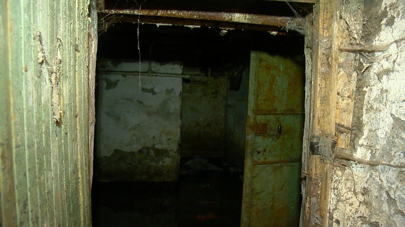 В подвале дома на Советской, 2, застаиваются стоки