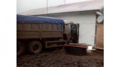 В селе Земетчинского района КамАЗ снес стену жилого дома