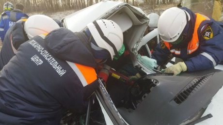 В Мокшанском районе спасатели достали из «Лады» раненого водителя