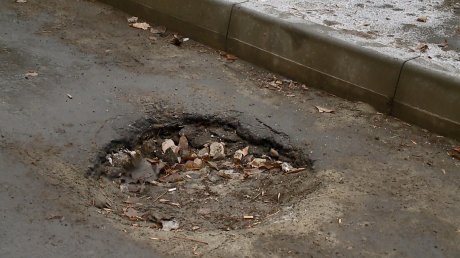 На тротуаре на Циолковского стала проваливаться горловина колодца