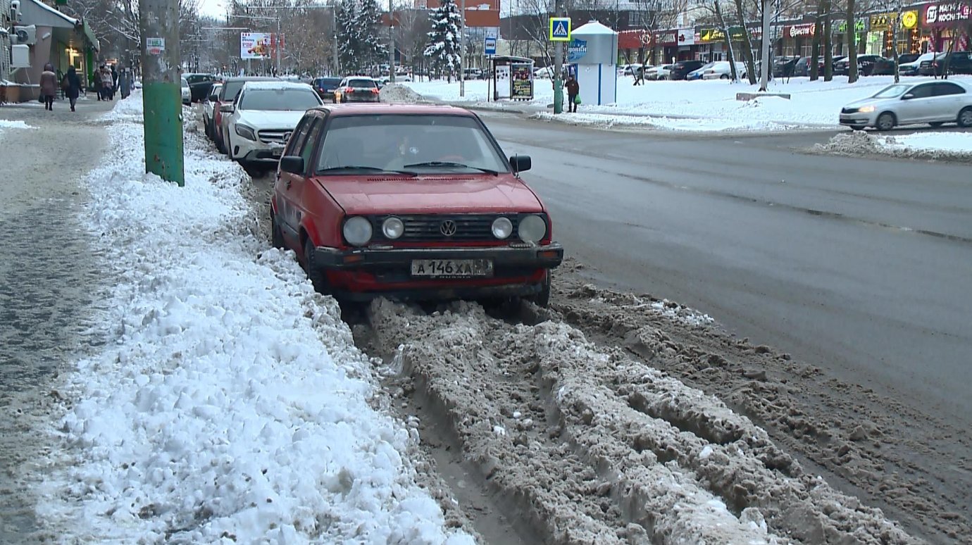 В Пензе припаркованные автомобили мешают уборке снега с дорог