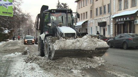 В Пензе припаркованные автомобили мешают уборке снега с дорог