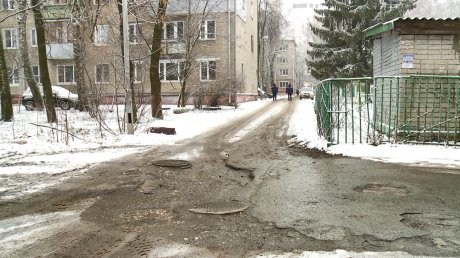 Проезжая часть на улице Попова сильно разбита