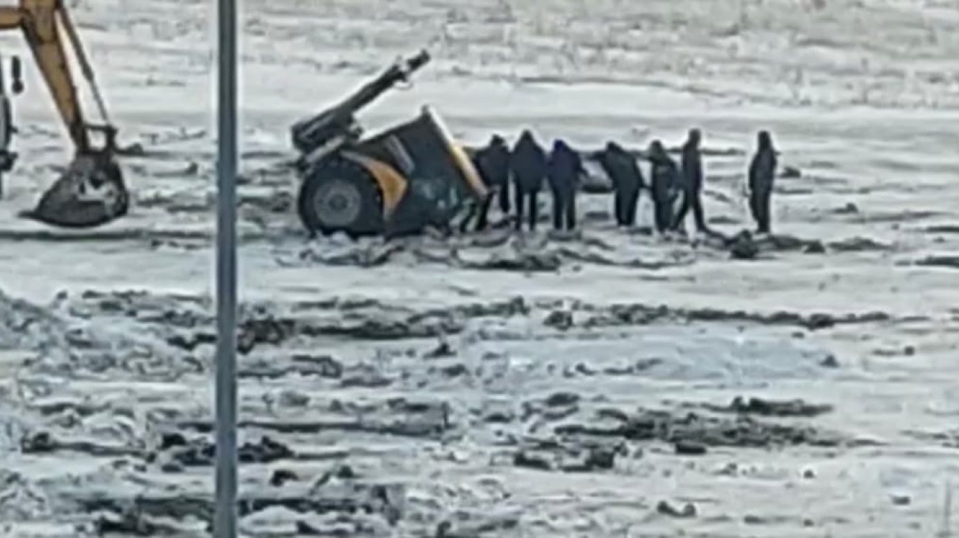 В Сети появились кадры с «утонувшим» в селе Кижеватово трактором