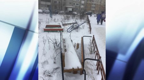 На улице Антонова демонтировали «опасную» детскую площадку