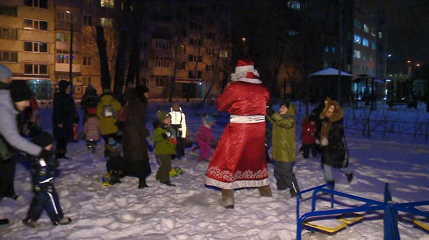 Во дворе на улице Плеханова устроили детский праздник