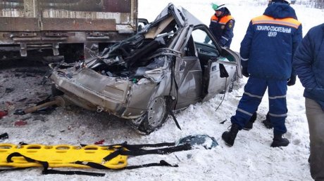 В Пензенской области «десятка» влетела под фуру, погибла девушка