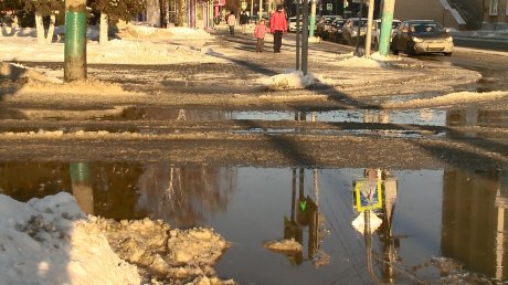 Проезжую часть в центре Пензы залило водой из-за утечки