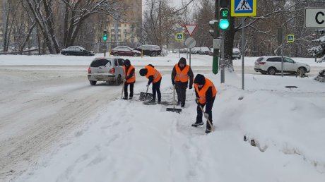 В уборке улиц Пензы от снега задействовали экипажи ДПС