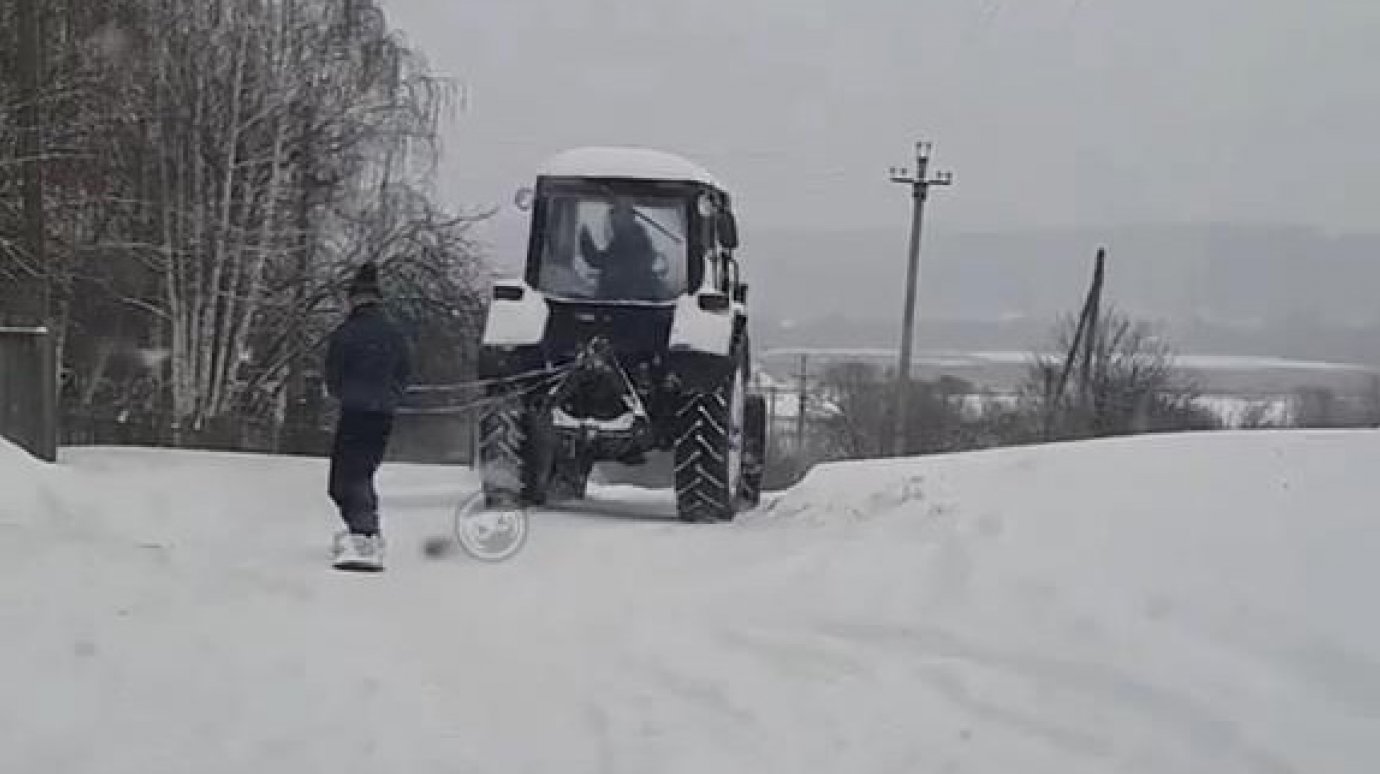 В Лопатинском районе накажут шофера, развлекшего сноубордиста