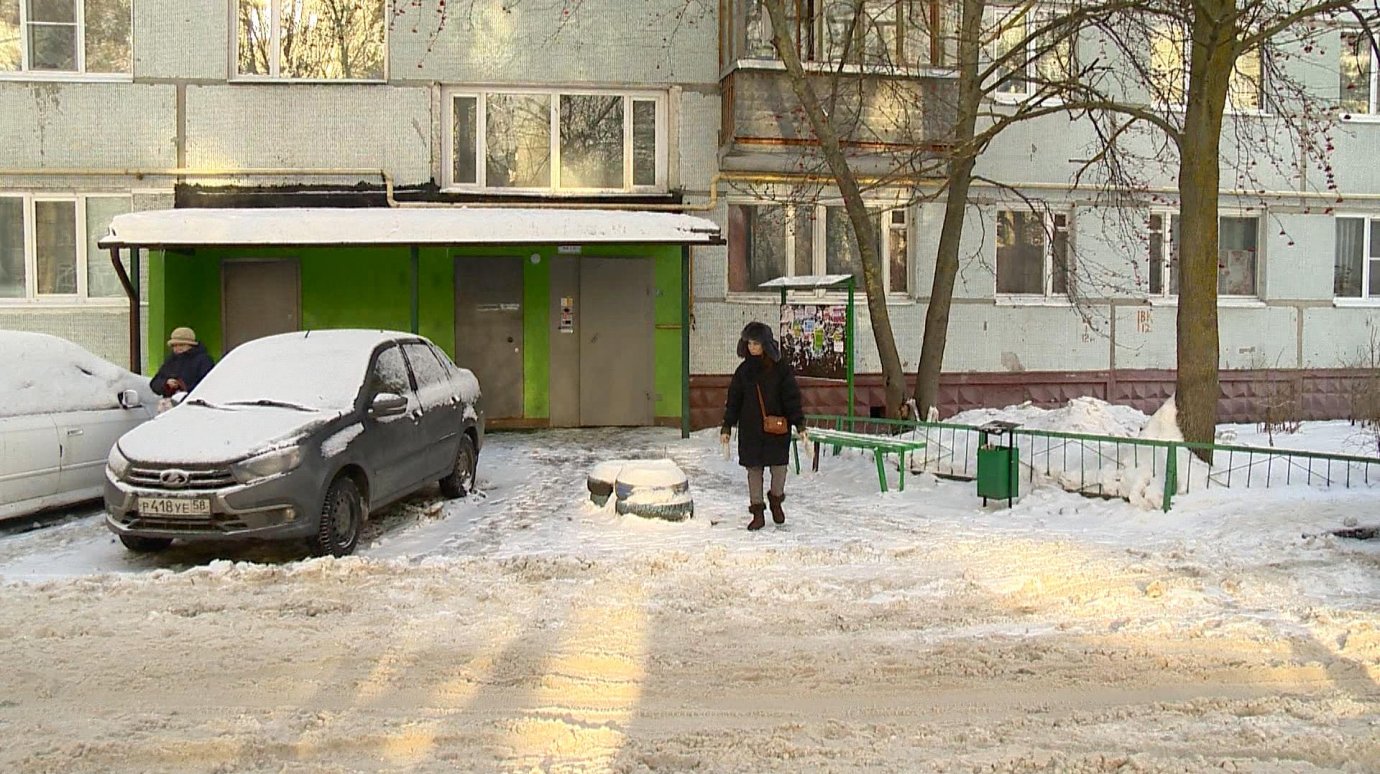 Двор дома на улице Бородина утопает в снегу