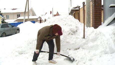 В Пензе волонтеры почистили снег у дома ветерана трудового фронта