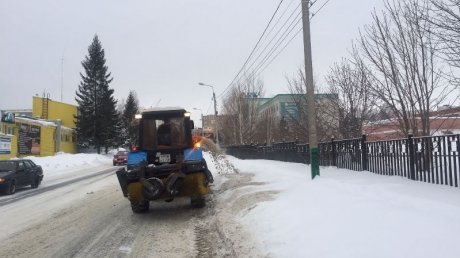 Улицы Пензы чистят от снега 90 спецмашин