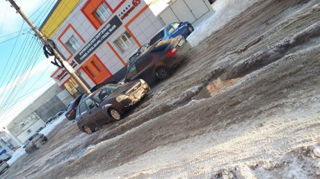 Вечный бардак: колеи на ул. Байдукова стали испытанием для водителей