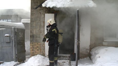 В подвале дома на улице Свердлова загорелись полы