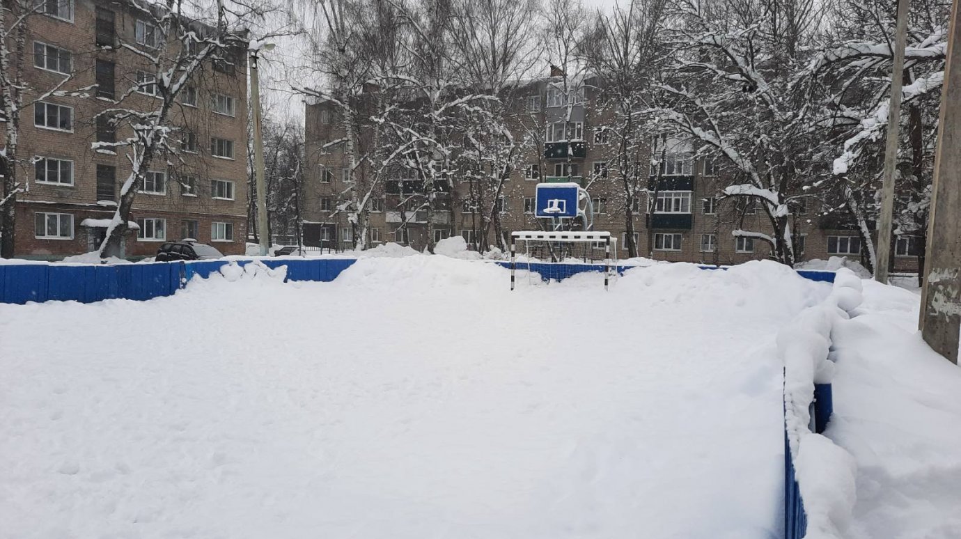 На Западной Поляне хоккейную коробку завалили снегом