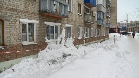На улице Беляева глыбой льда снесло часть балкона