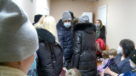 В детской поликлинике образовалась очередь из больных и выздоровевших