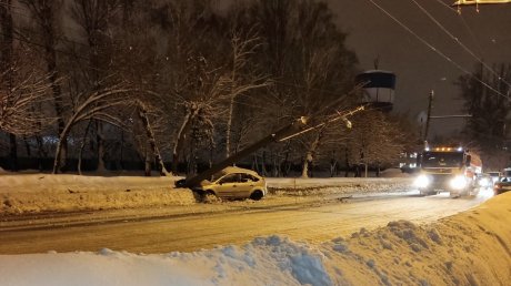 На Пензе-III машина повалила столб и спровоцировала затор