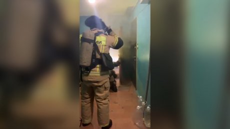 Двух жителей Пензы эвакуировали из задымленной квартиры