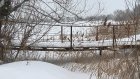 Мост через реку между Нахаловкой и Маяком засыпало снегом