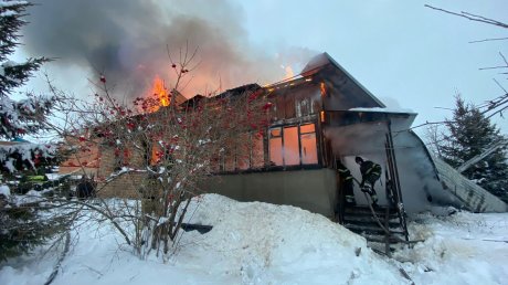 В микрорайоне Заря в Пензе сгорел двухэтажный частный дом