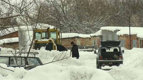 Жители Зари утопают в снегу на Молодежной