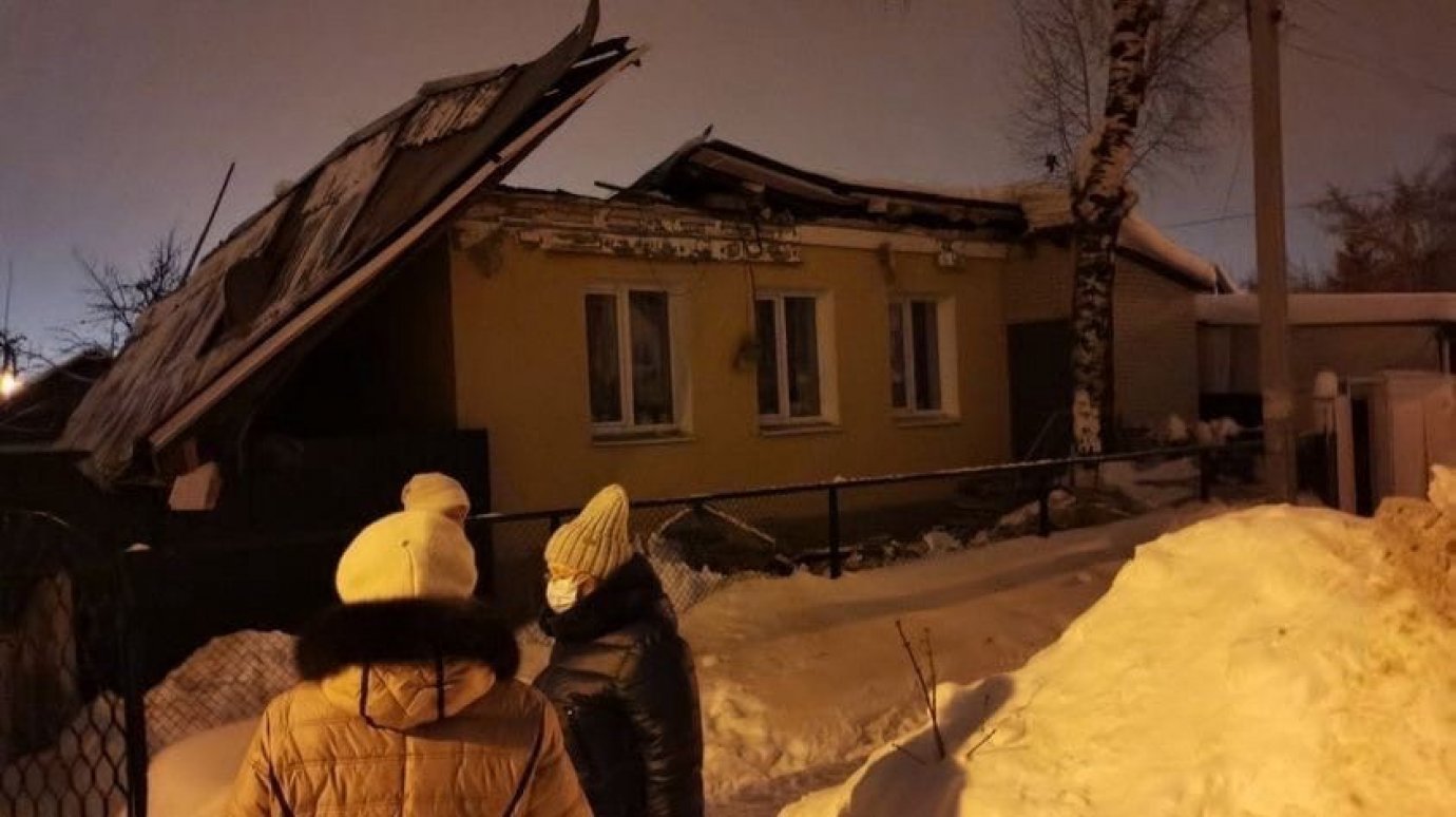 В Пензенской области веса снега не выдерживают крыши домов