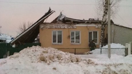 В Пензенской области веса снега не выдерживают крыши домов