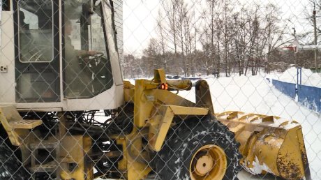 В Пензе хоккейную площадку пришлось чистить трактором