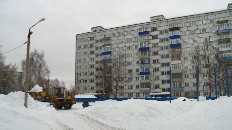 В Пензе хоккейную площадку пришлось чистить трактором