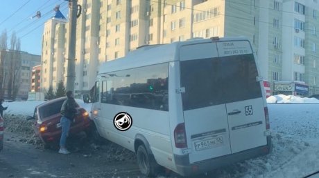 На проспекте Строителей в Пензе маршрутка попала в ДТП