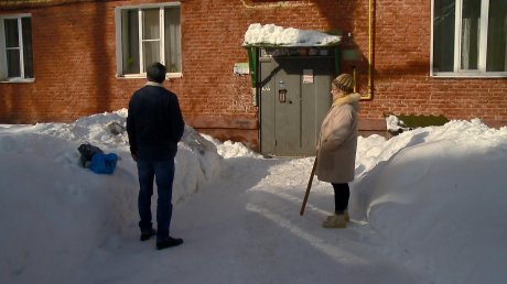 В Пензе пенсионерка вынуждена сбивать лед с козырька подъезда