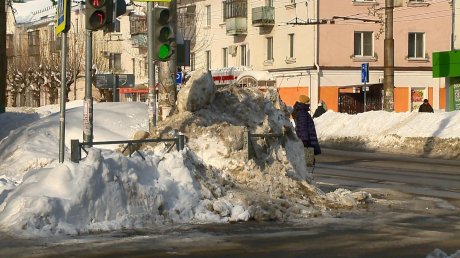 На ул. Циолковского водители не видят пешеходов из-за сугробов