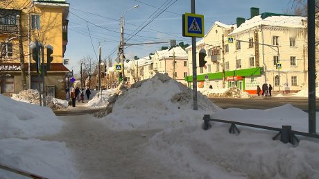 На ул. Циолковского водители не видят пешеходов из-за сугробов