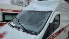 В Пензе глыба льда упала на машину скорой помощи