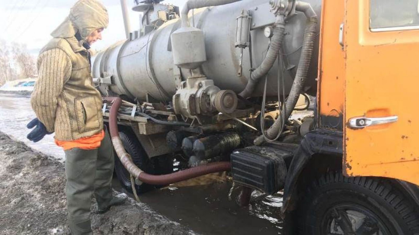 С улицы Рябова в Пензе два дня подряд откачивали талую воду