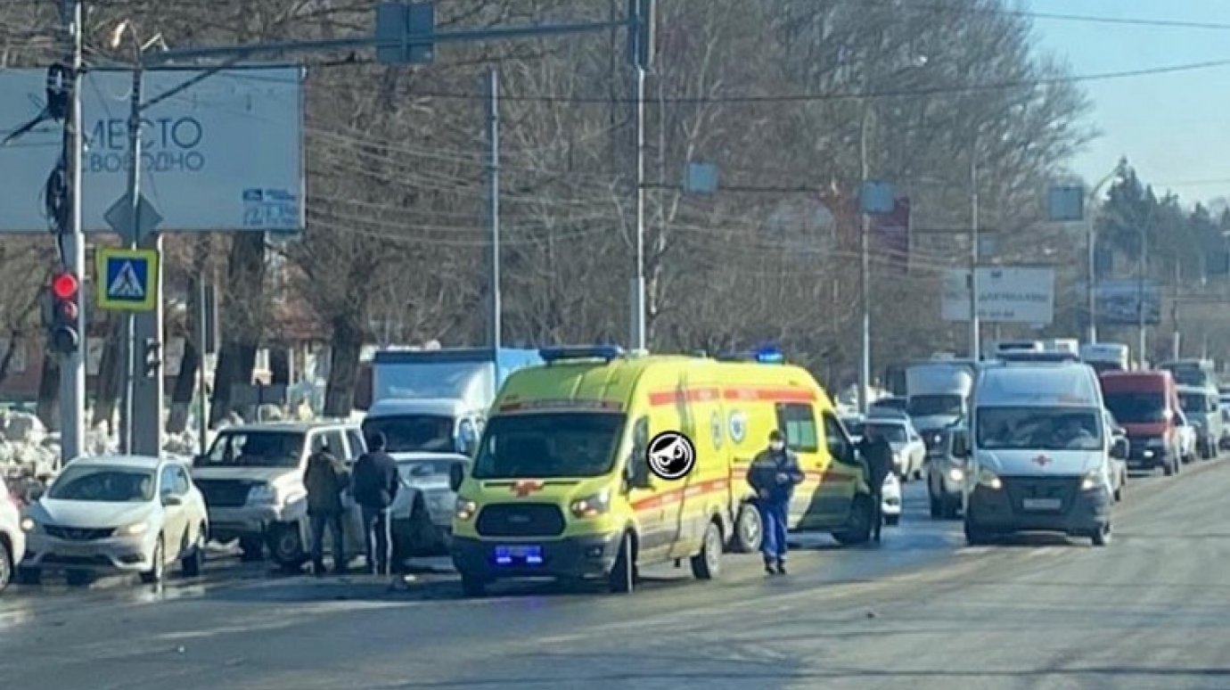 В Пензе пассажира автомобиля Ford доставили в больницу с места ДТП